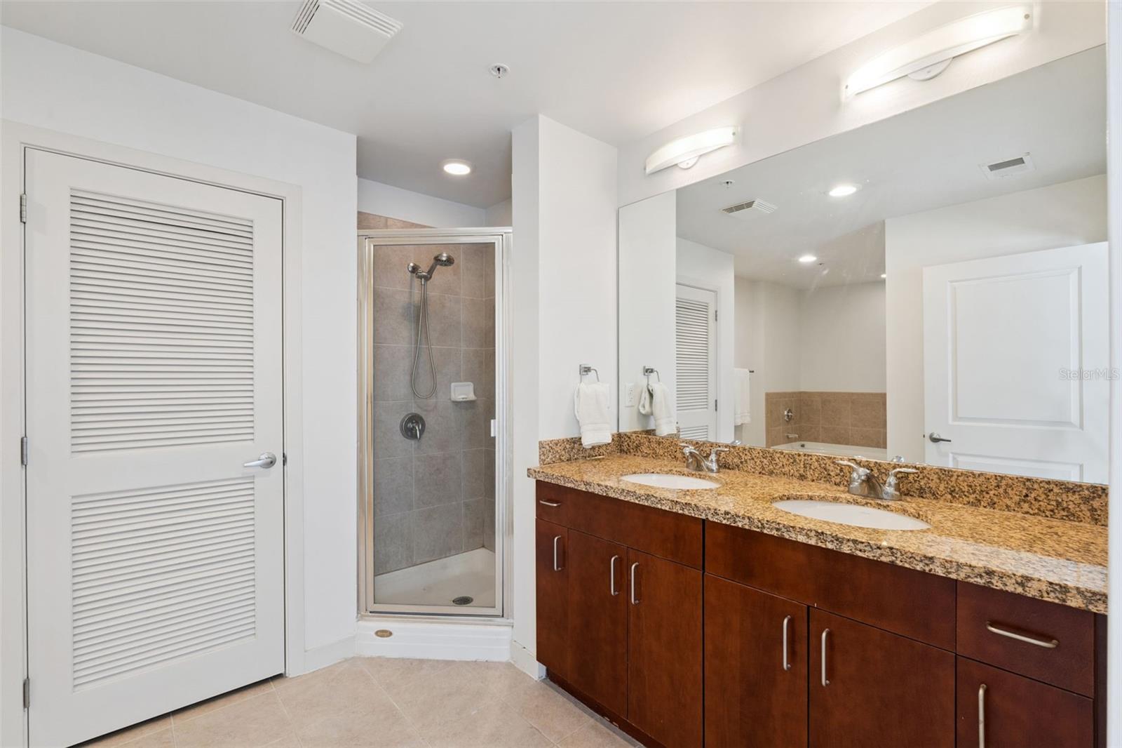 Image 39 of 79 For 155 Court Avenue P-2901