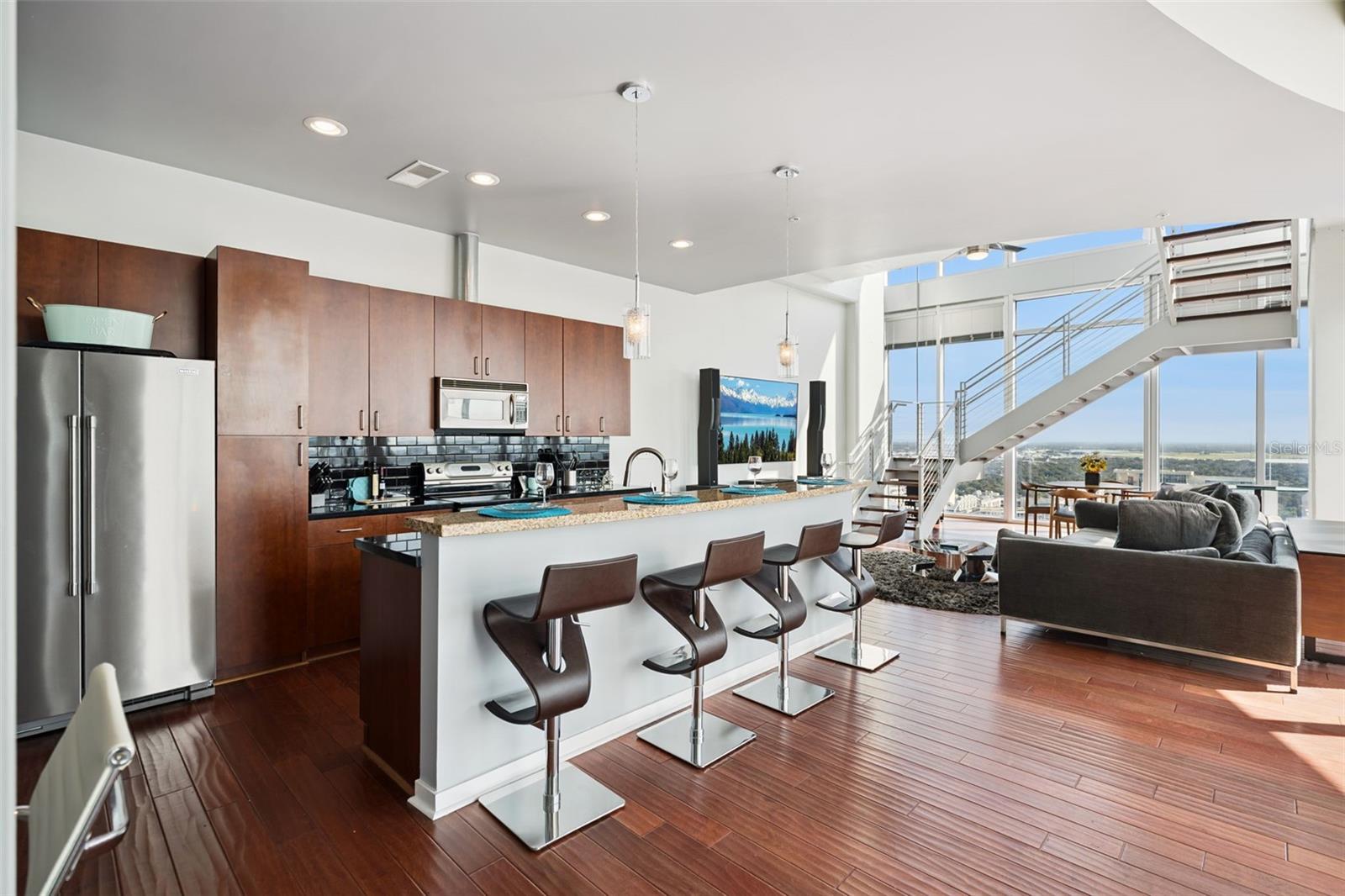 Image 8 of 79 For 155 Court Avenue P-2901