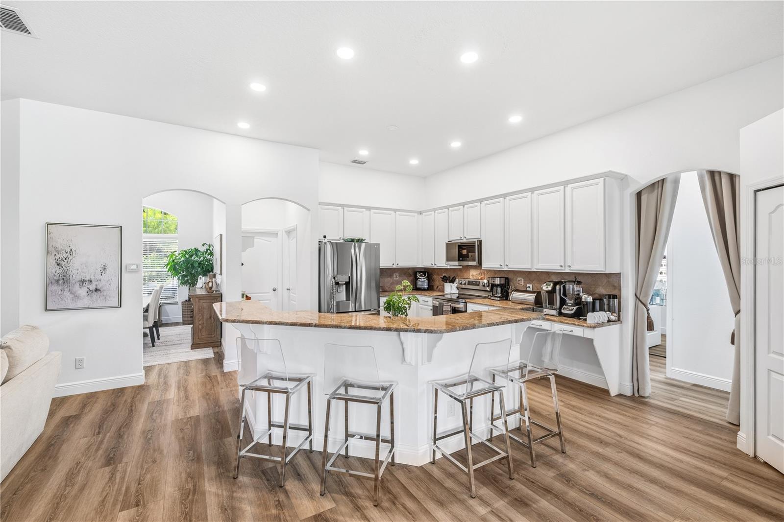 Listing photo id 8 for 2425 Greenwillow Drive