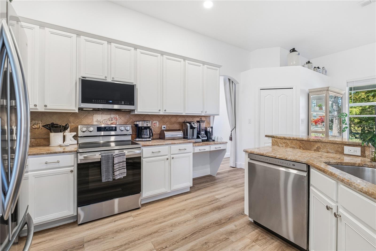 Listing photo id 9 for 2425 Greenwillow Drive