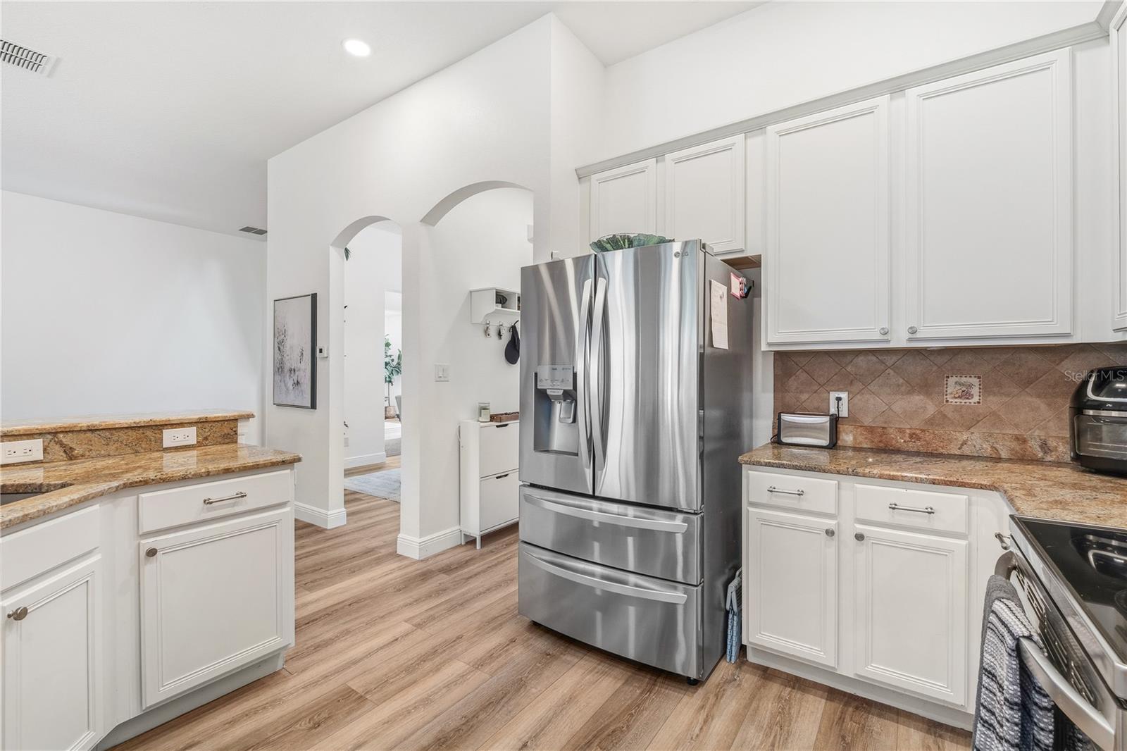 Listing photo id 10 for 2425 Greenwillow Drive