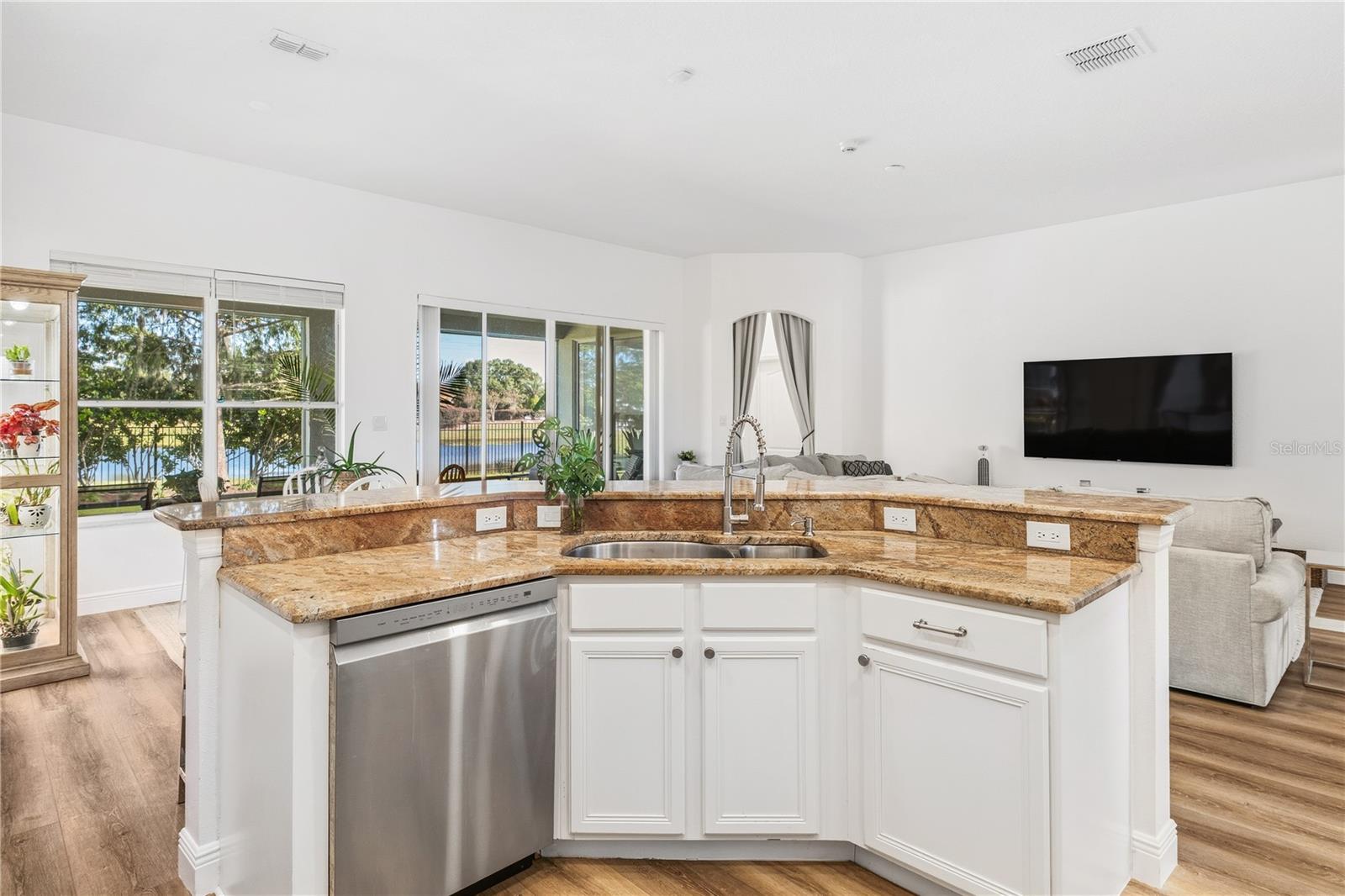 Listing photo id 11 for 2425 Greenwillow Drive