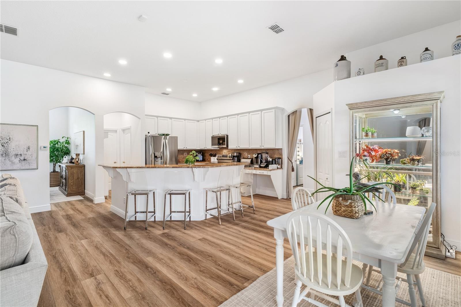 Listing photo id 12 for 2425 Greenwillow Drive