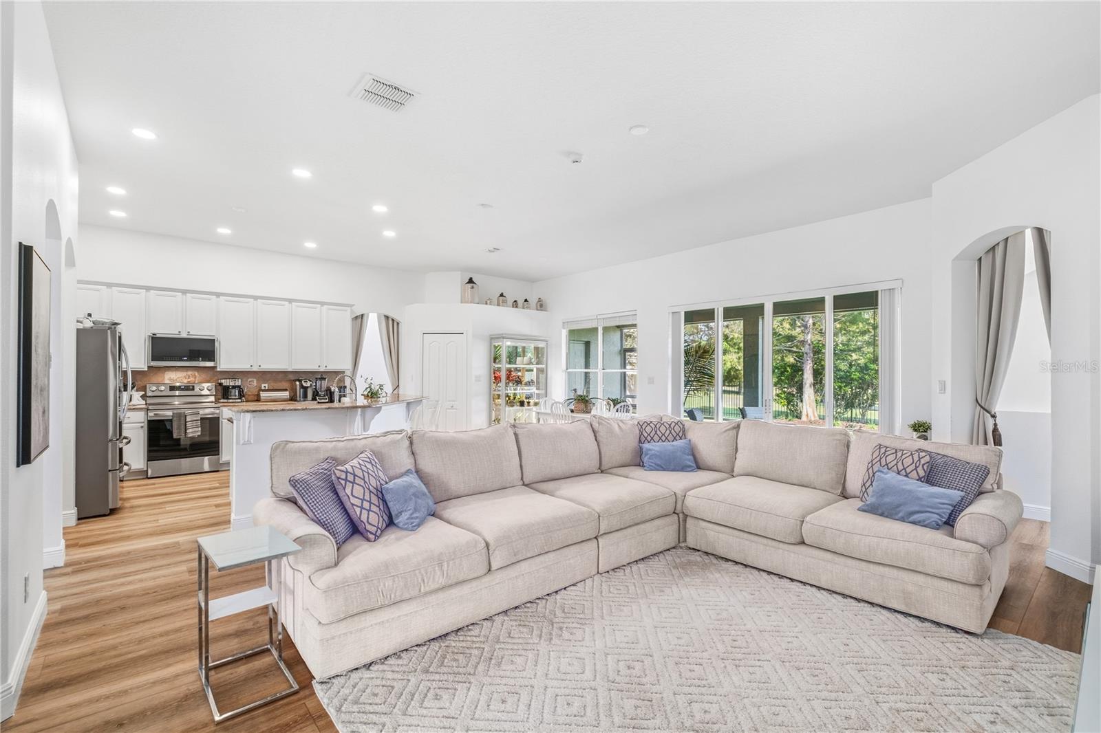 Listing photo id 14 for 2425 Greenwillow Drive