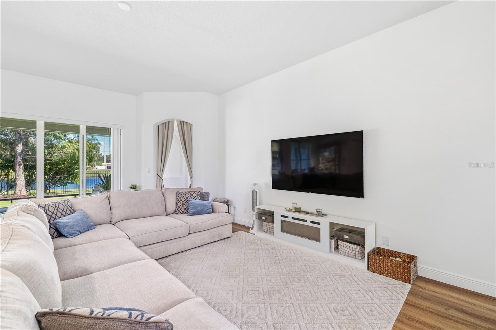 Listing photo id 15 for 2425 Greenwillow Drive