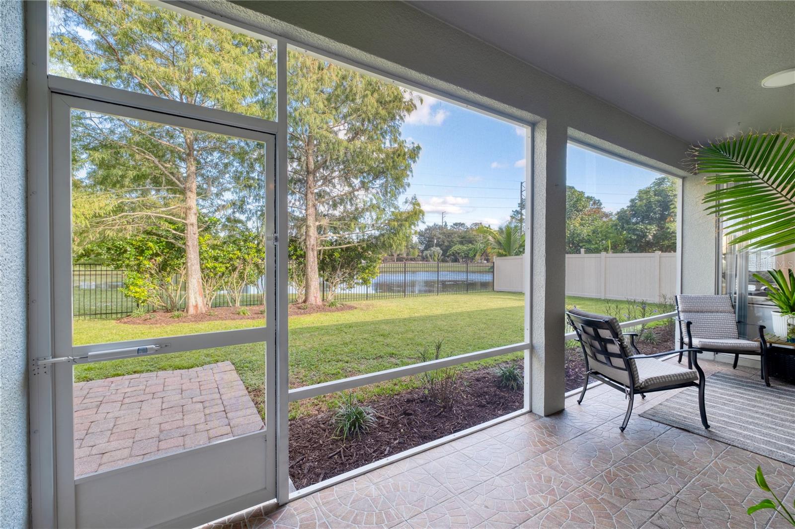 Listing photo id 16 for 2425 Greenwillow Drive