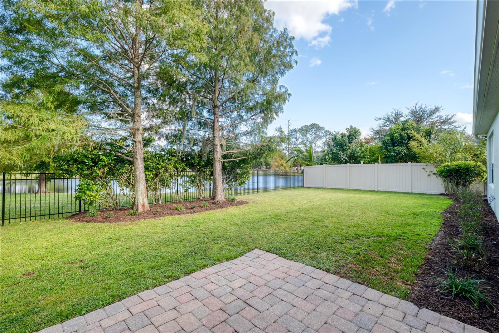 Listing photo id 17 for 2425 Greenwillow Drive