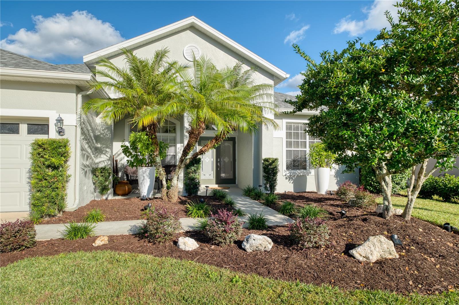 Listing photo id 0 for 2425 Greenwillow Drive