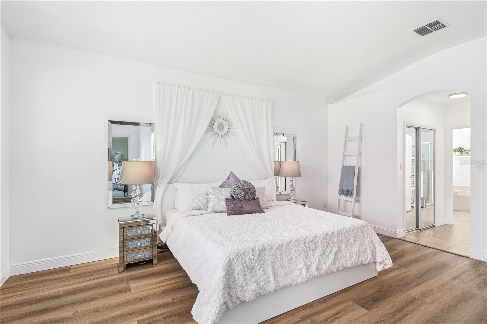 Listing photo id 18 for 2425 Greenwillow Drive