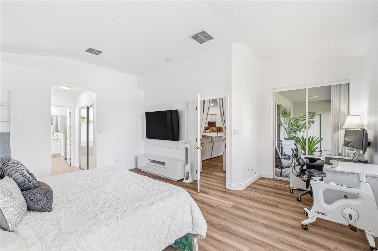 Listing photo id 19 for 2425 Greenwillow Drive