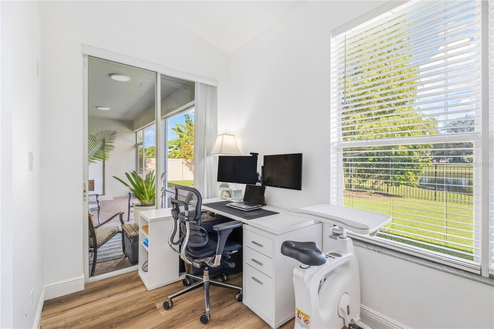 Listing photo id 20 for 2425 Greenwillow Drive