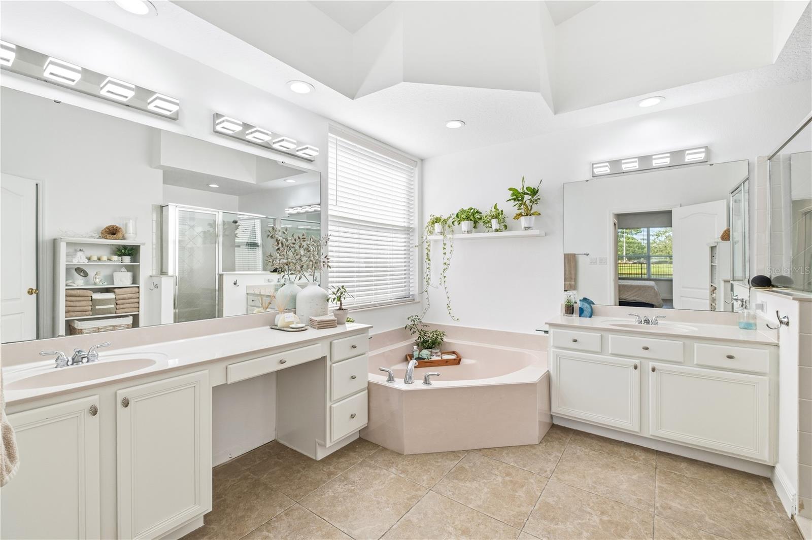 Listing photo id 21 for 2425 Greenwillow Drive