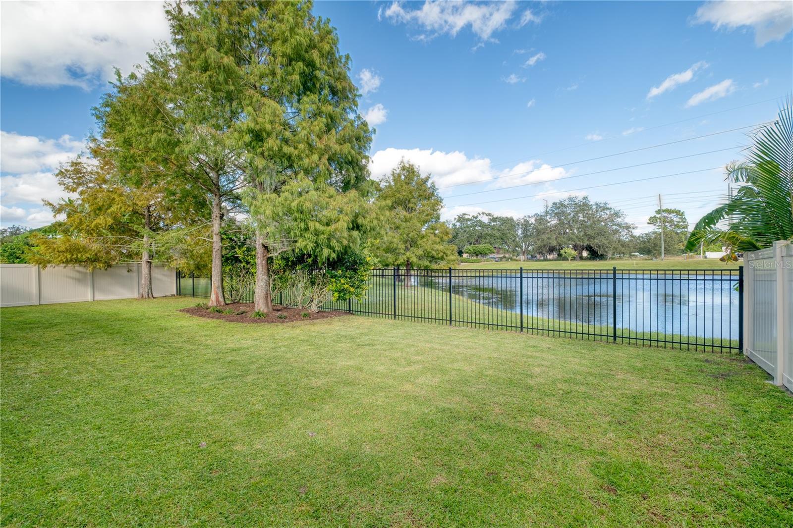 Listing photo id 30 for 2425 Greenwillow Drive