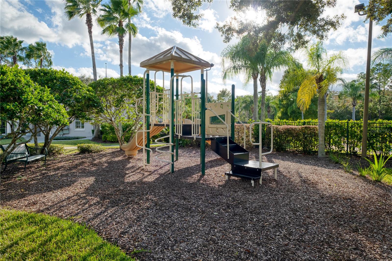 Listing photo id 37 for 2425 Greenwillow Drive