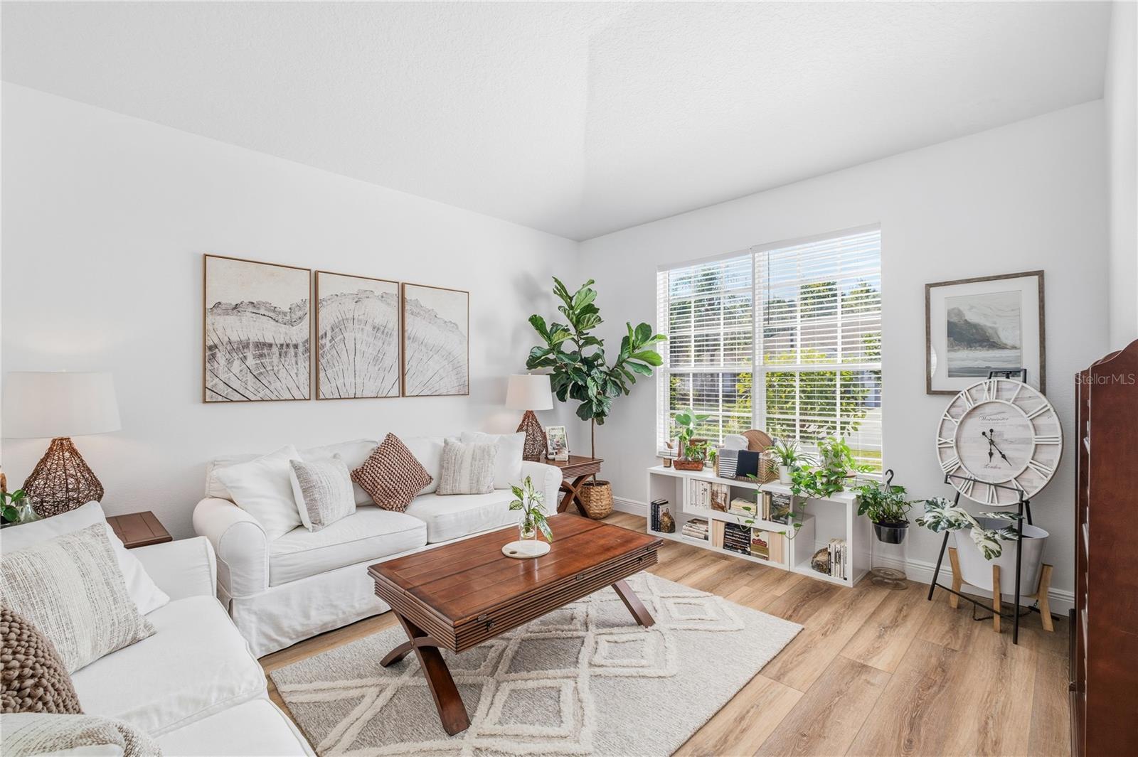 Listing photo id 4 for 2425 Greenwillow Drive