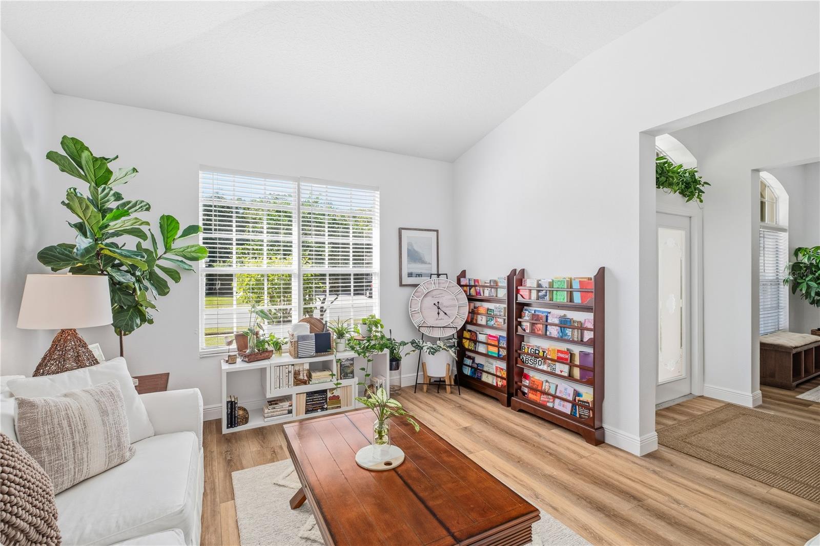 Listing photo id 5 for 2425 Greenwillow Drive