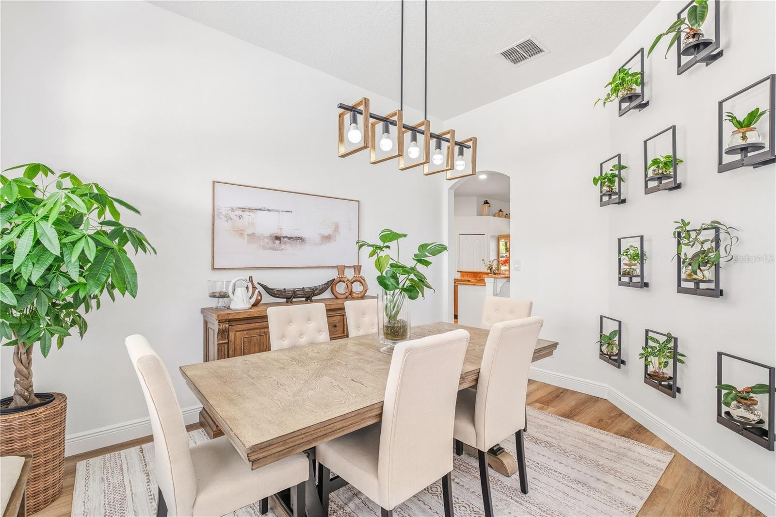 Listing photo id 6 for 2425 Greenwillow Drive