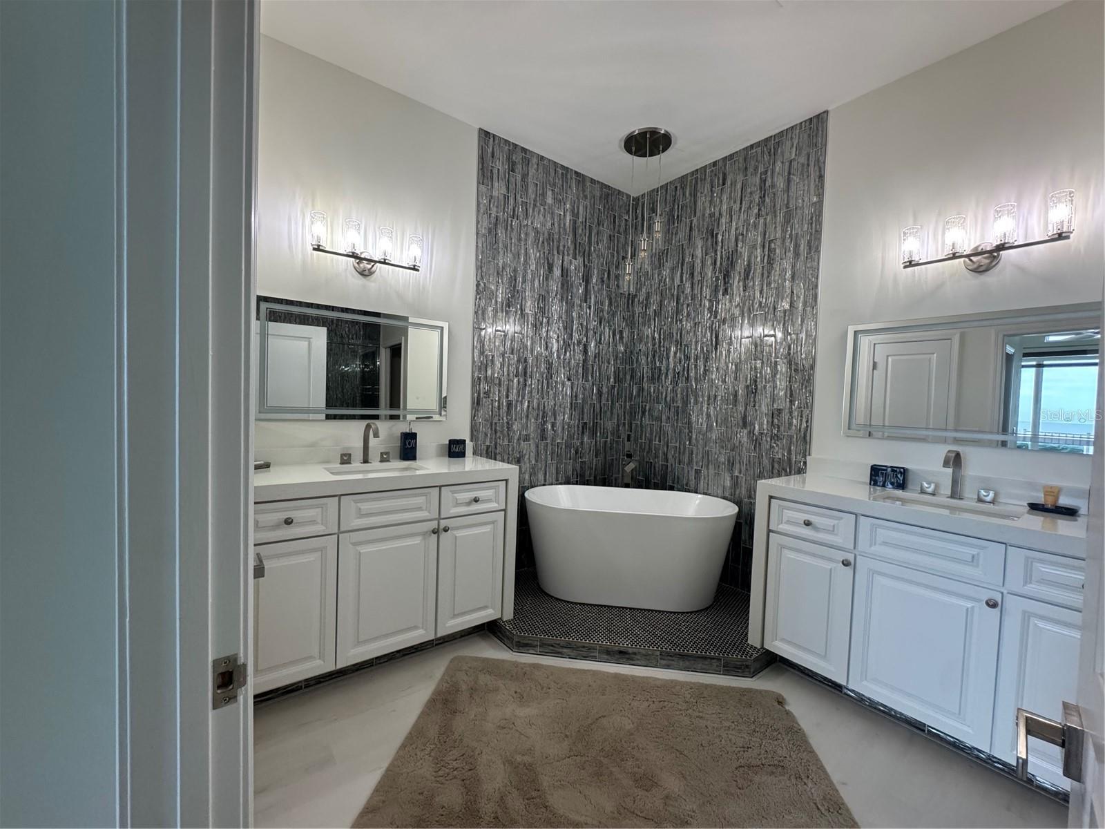 Image 27 of 41 For 200 Ocean Crest Drive 1112