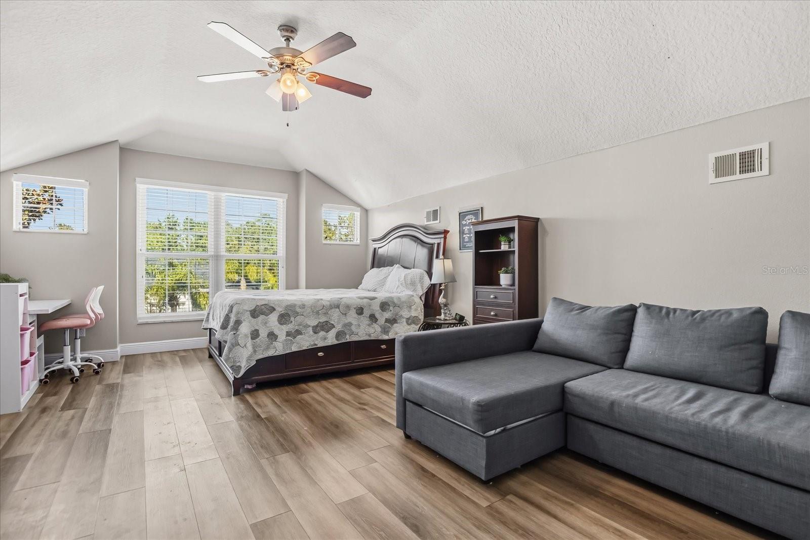 Listing photo id 19 for 6119 Hedgesparrows Ln