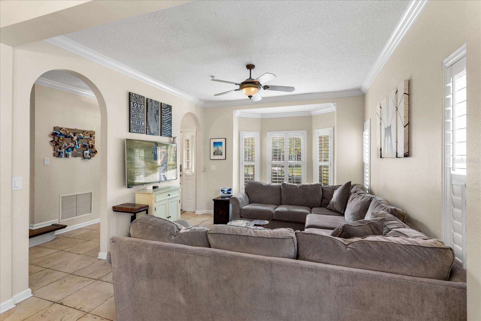 Image 4 of 30 For 9827 Poplar Place