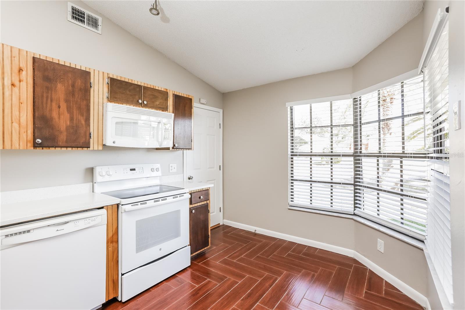 Image 5 of 16 For 1830 Hallcrest Drive