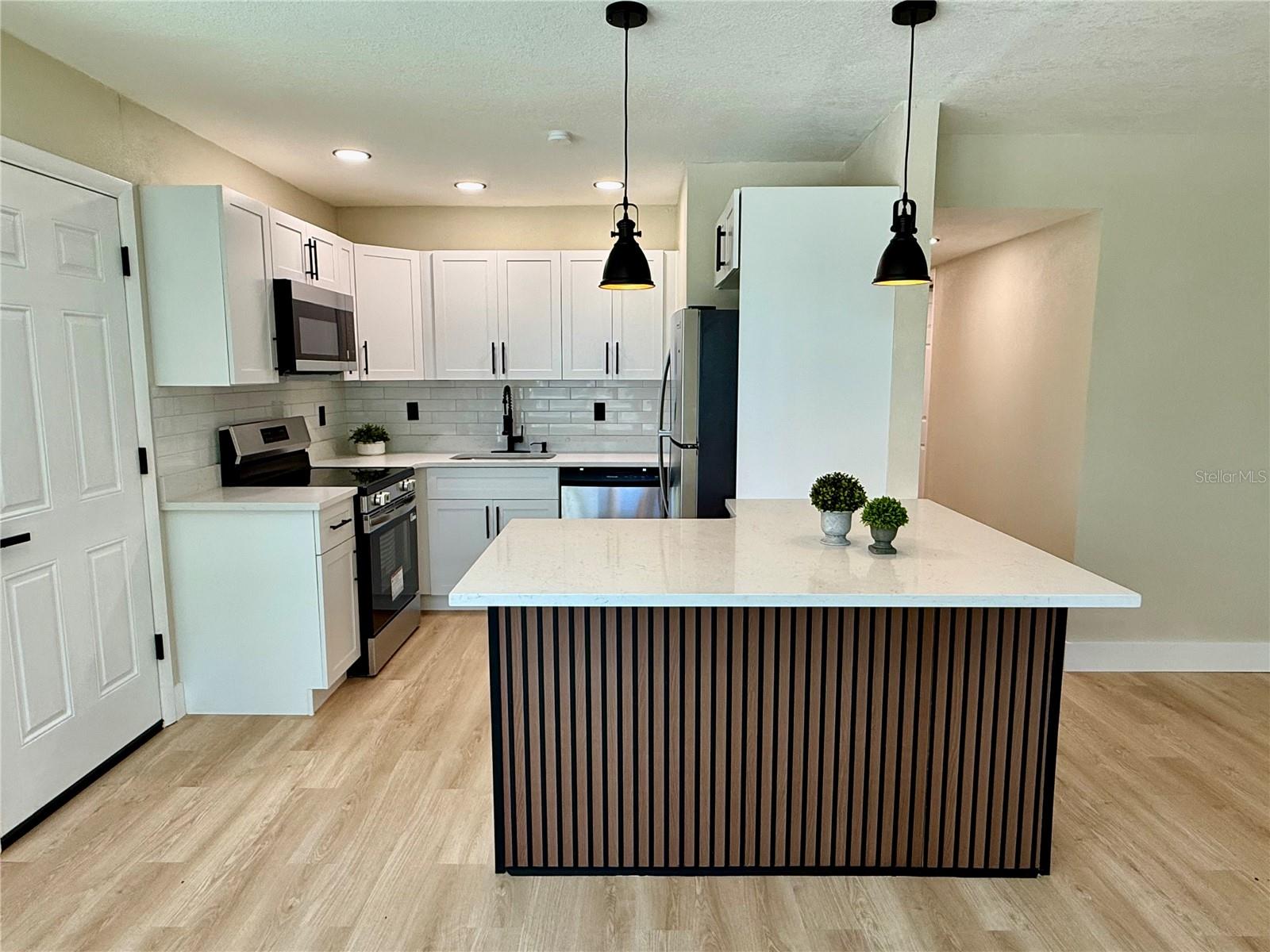 Image 7 of 27 For 2565 Belmont Avenue