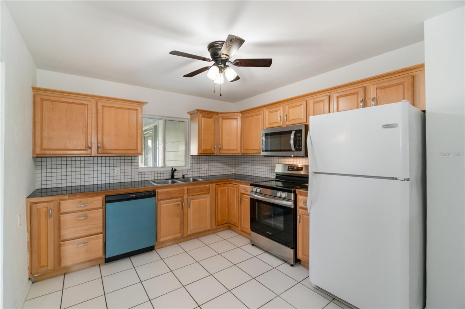 Image 10 of 26 For 1515 Elray Boulevard