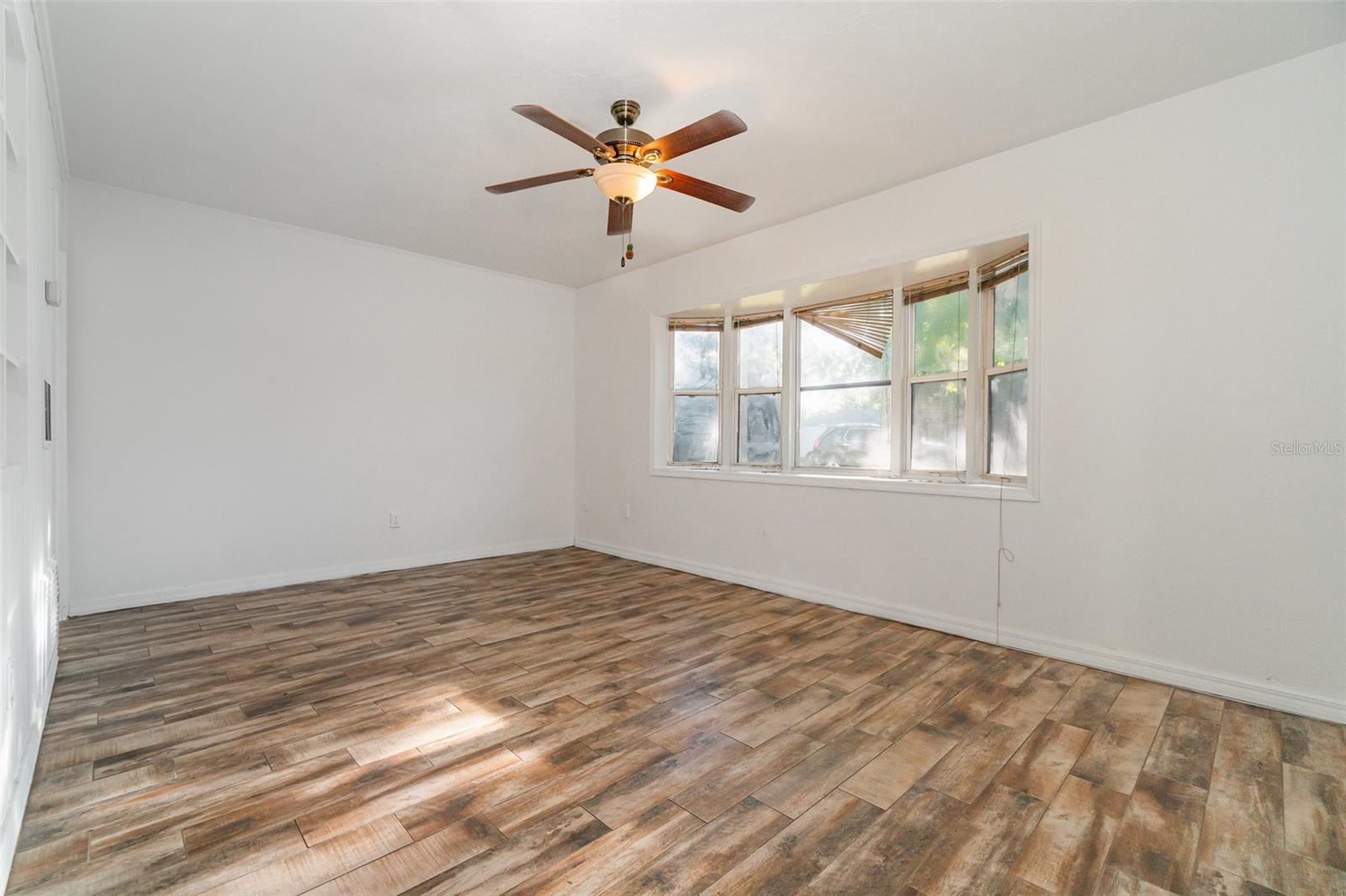 Image 4 of 26 For 1515 Elray Boulevard