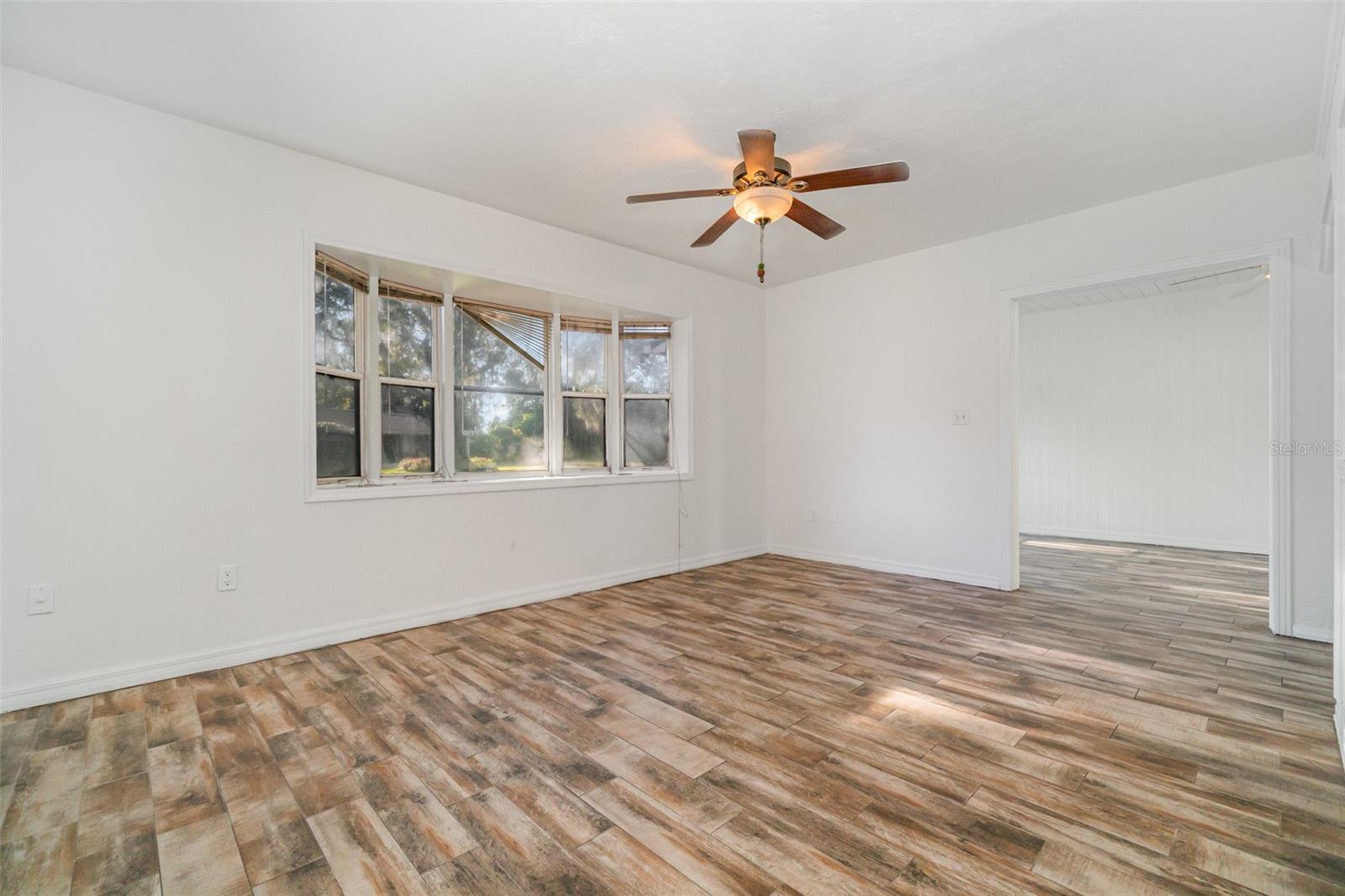 Image 5 of 26 For 1515 Elray Boulevard