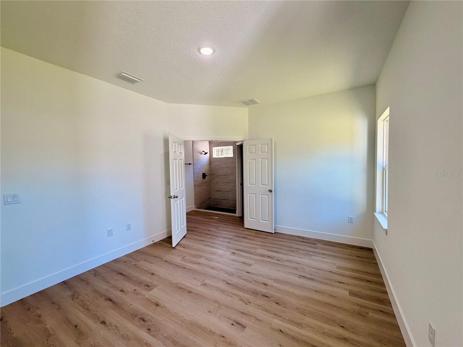 Listing photo id 17 for 2275 Linden Drive