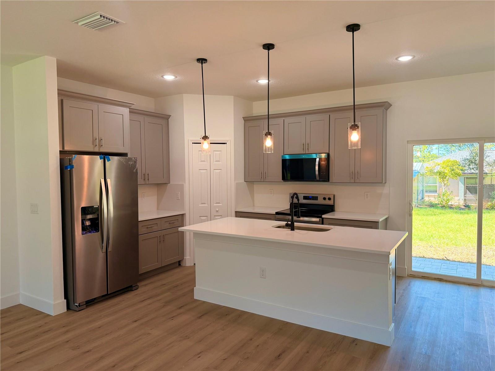 Listing photo id 7 for 2275 Linden Drive