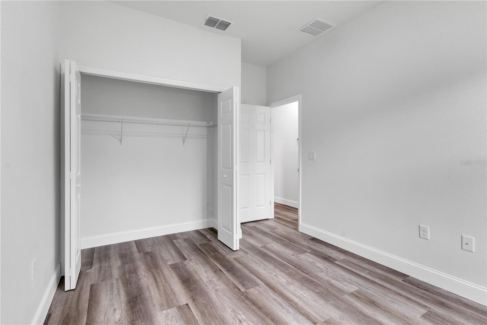 Listing photo id 8 for 8944 Pitcairn Way