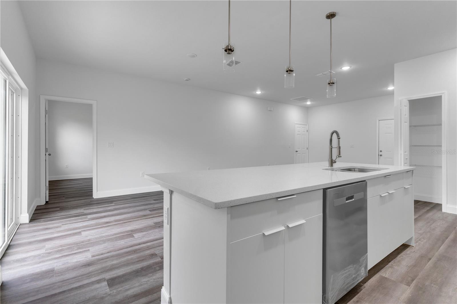 Listing photo id 4 for 8944 Pitcairn Way