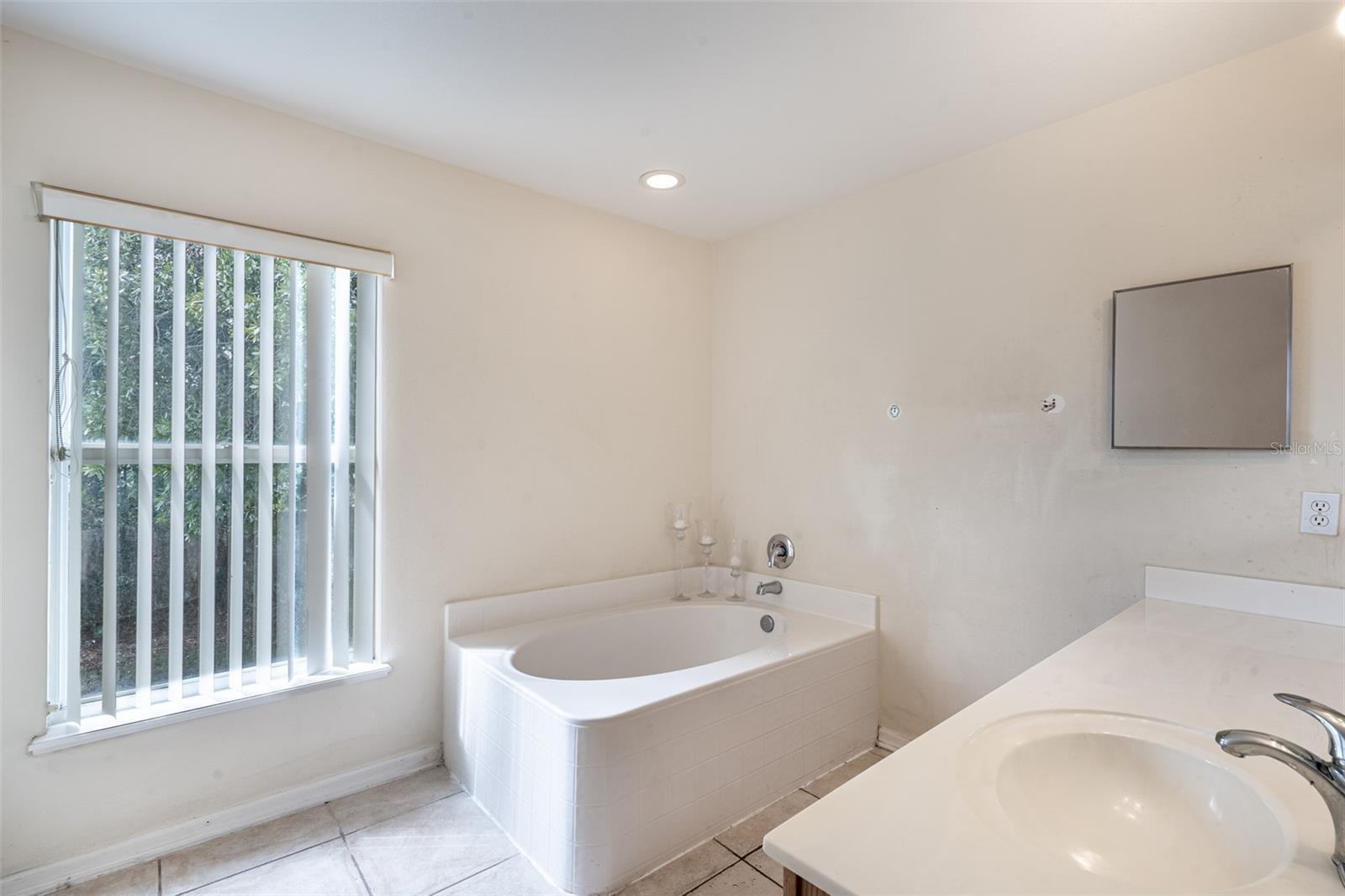 Image 18 of 27 For 5172 Laval Drive