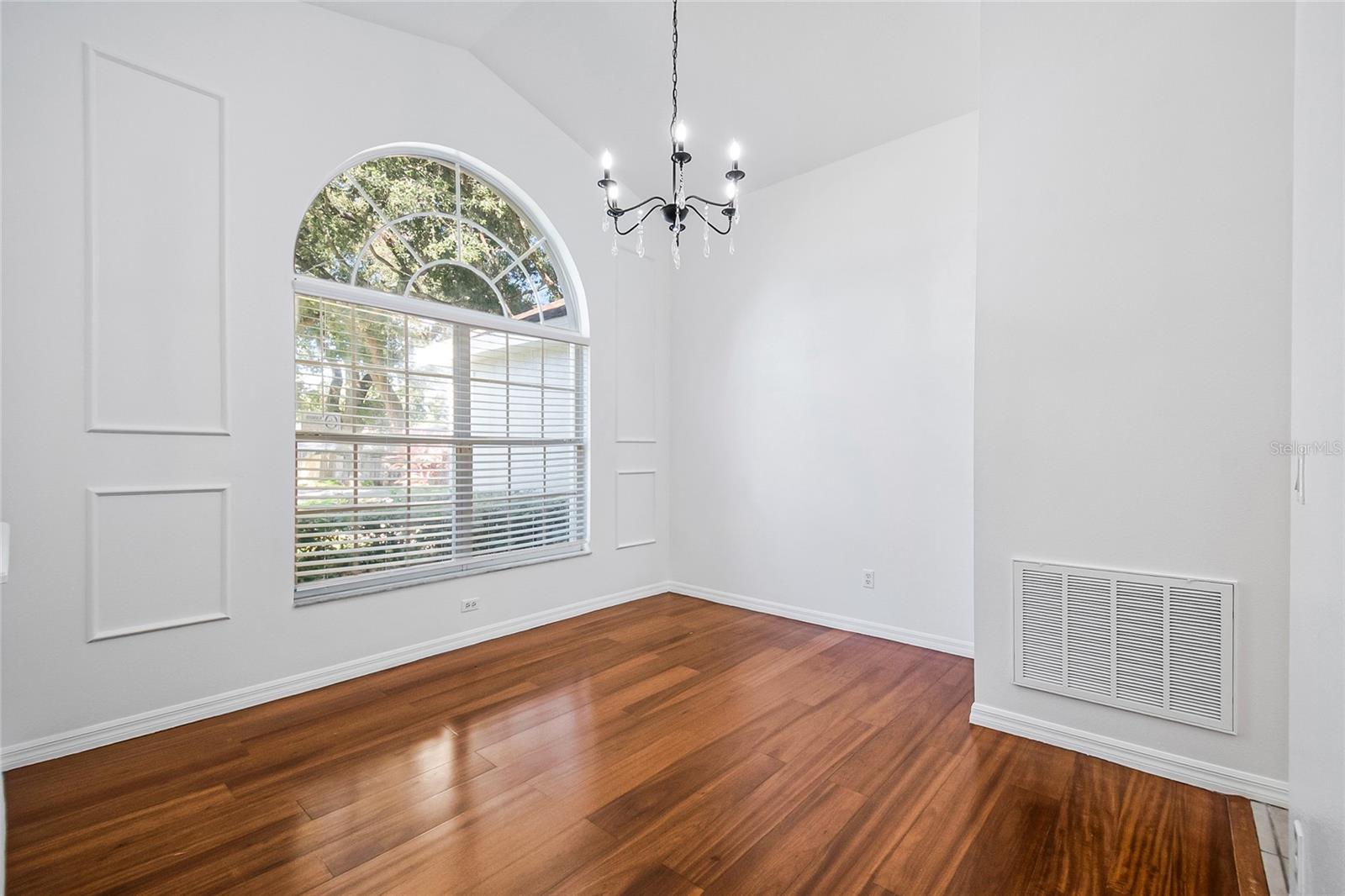 Listing photo id 12 for 2139 Cunard Court