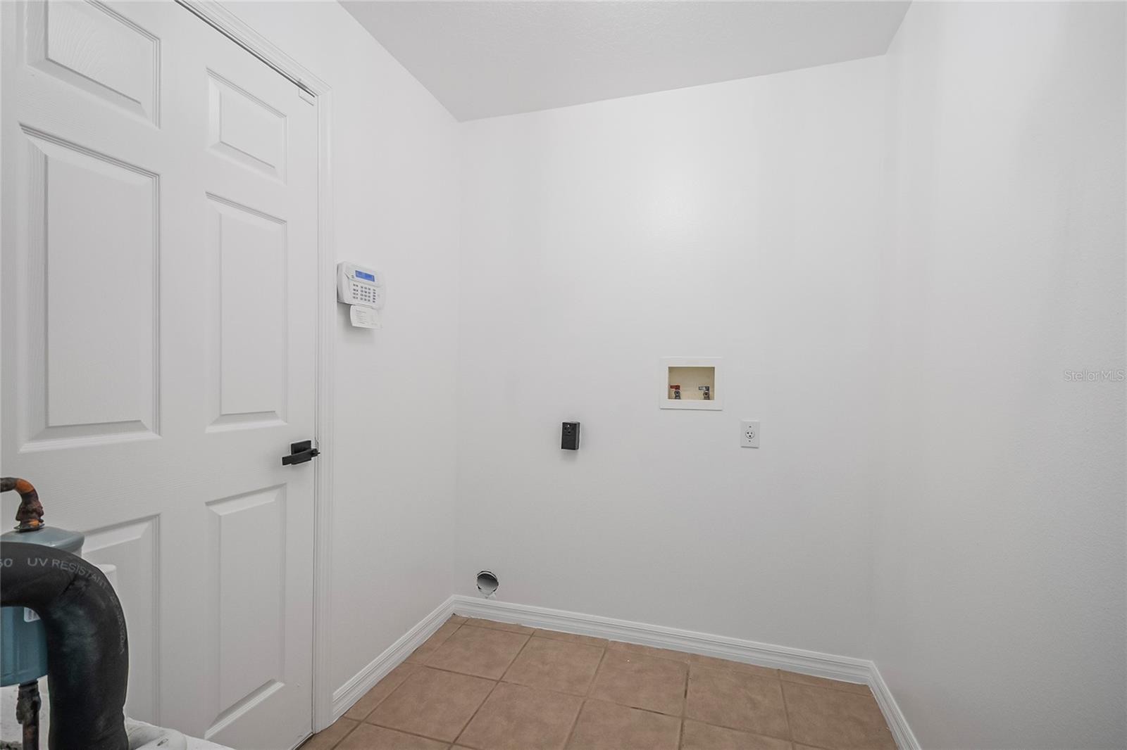 Listing photo id 14 for 2139 Cunard Court