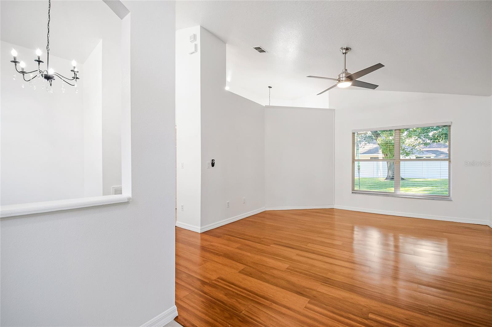 Listing photo id 7 for 2139 Cunard Court