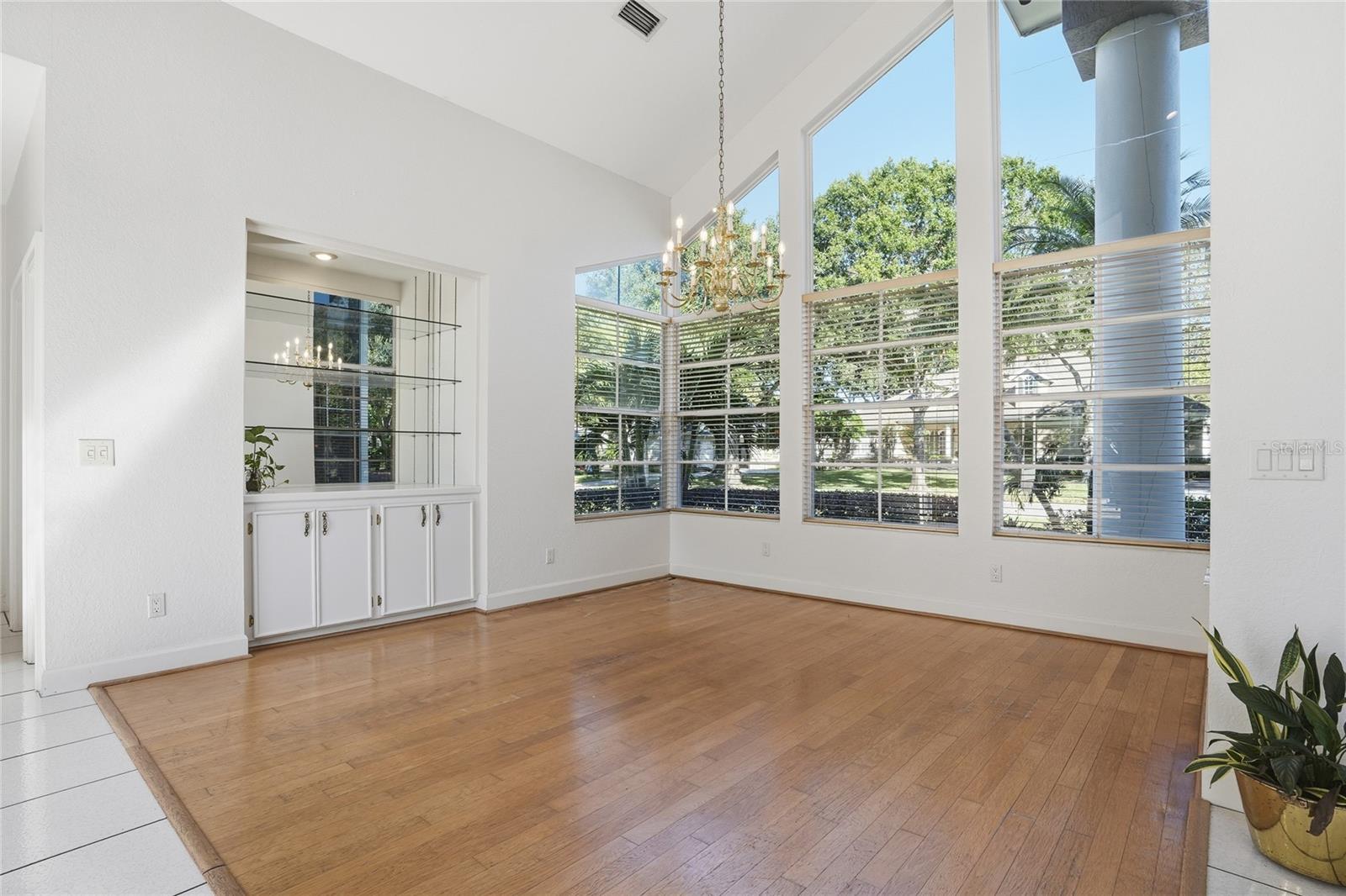 Listing photo id 11 for 5203 Hillview Lane