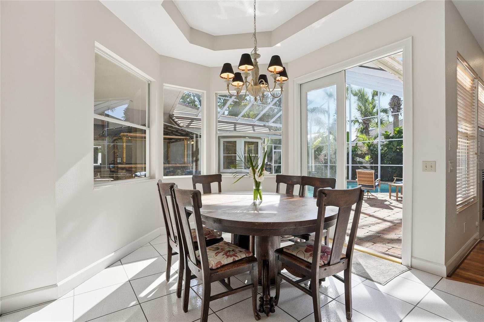 Listing photo id 12 for 5203 Hillview Lane