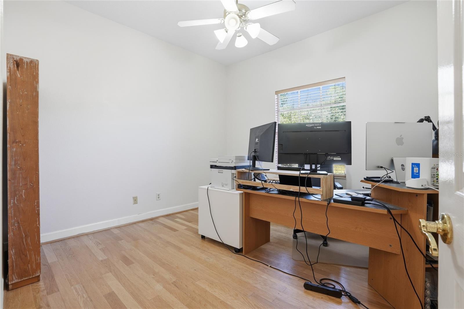 Listing photo id 13 for 5203 Hillview Lane