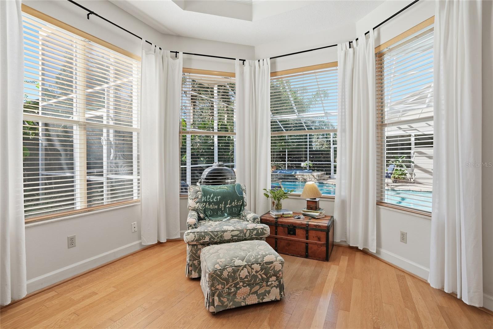 Listing photo id 17 for 5203 Hillview Lane