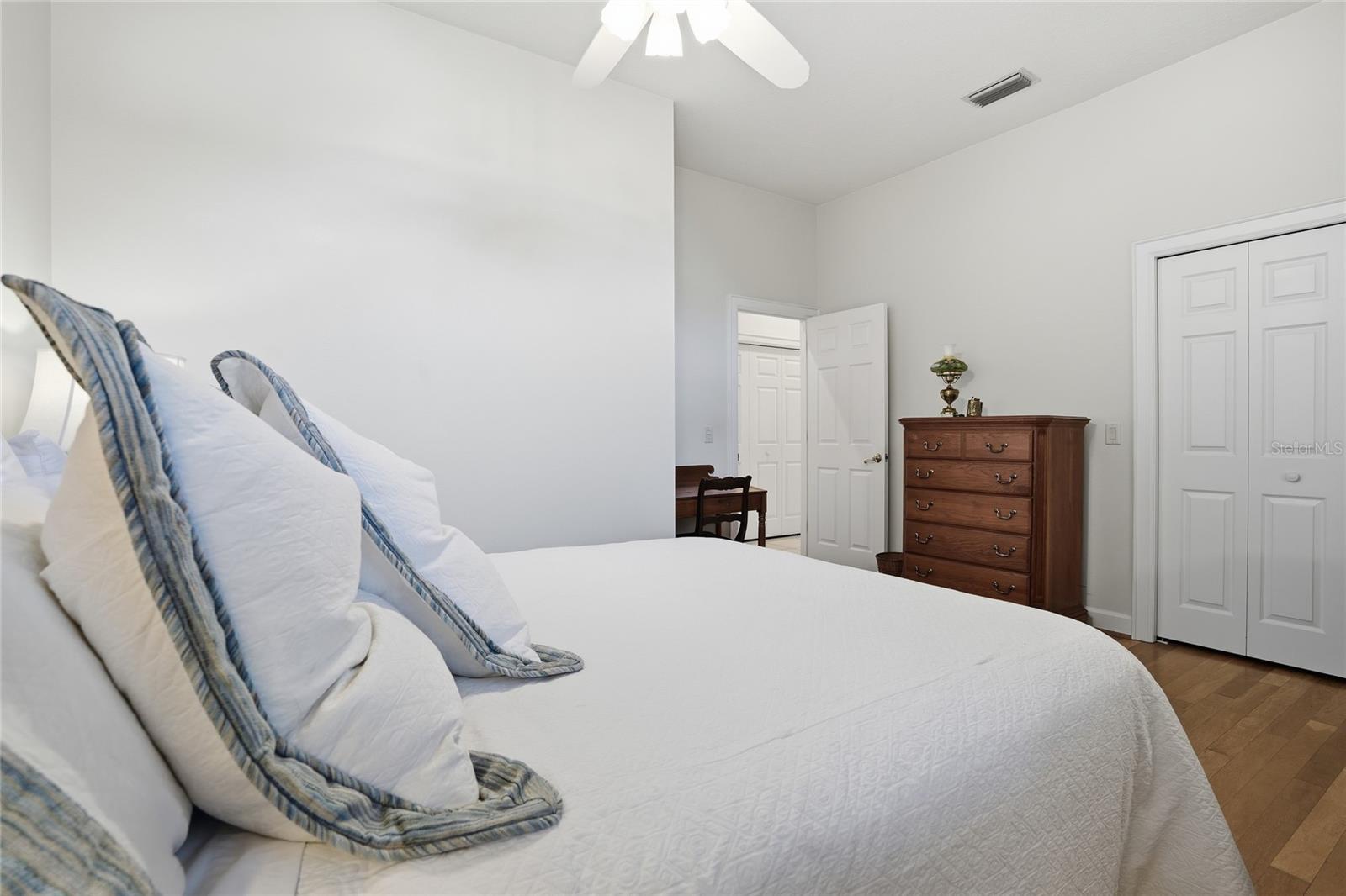 Listing photo id 23 for 5203 Hillview Lane