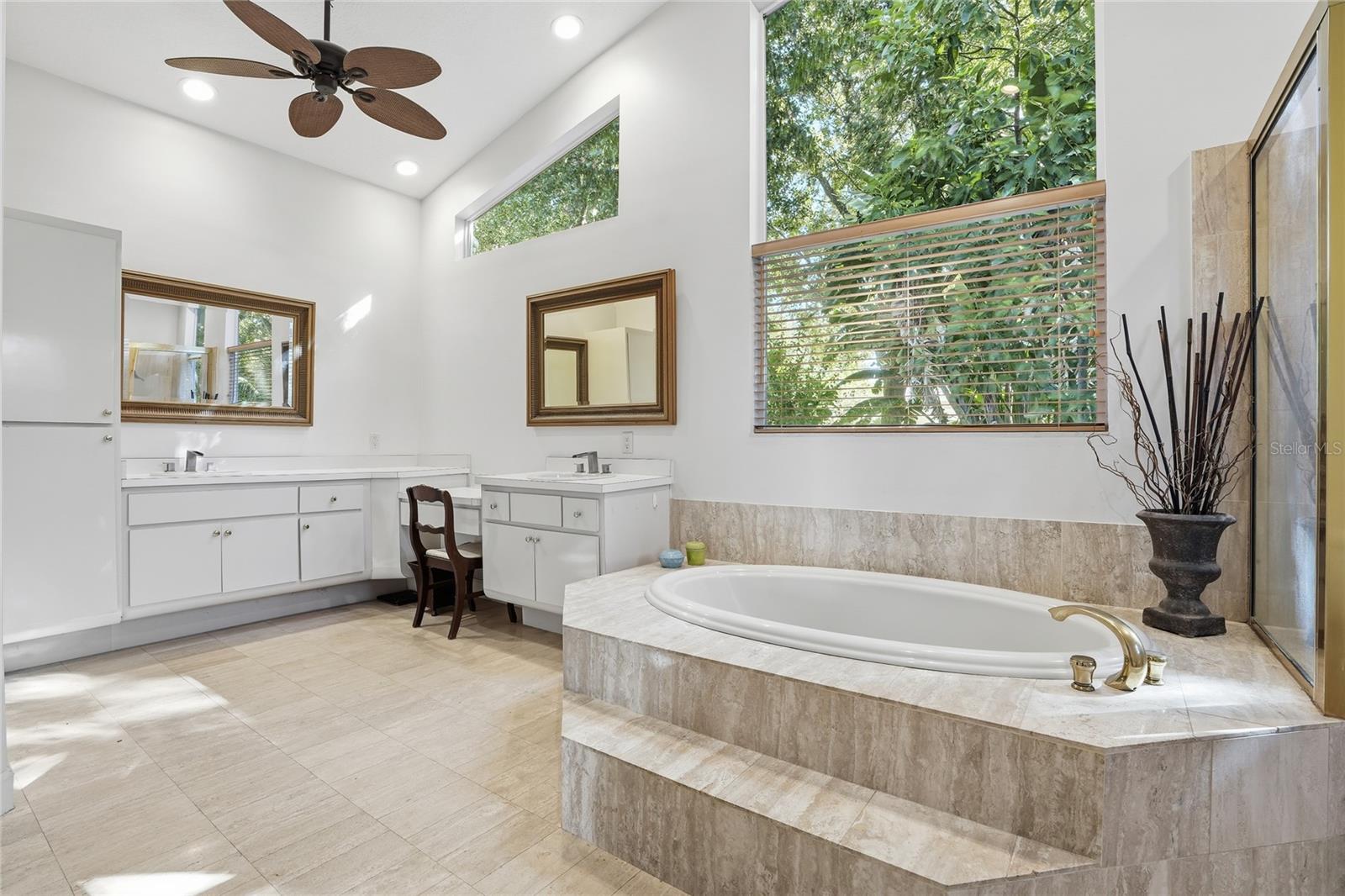 Listing photo id 27 for 5203 Hillview Lane