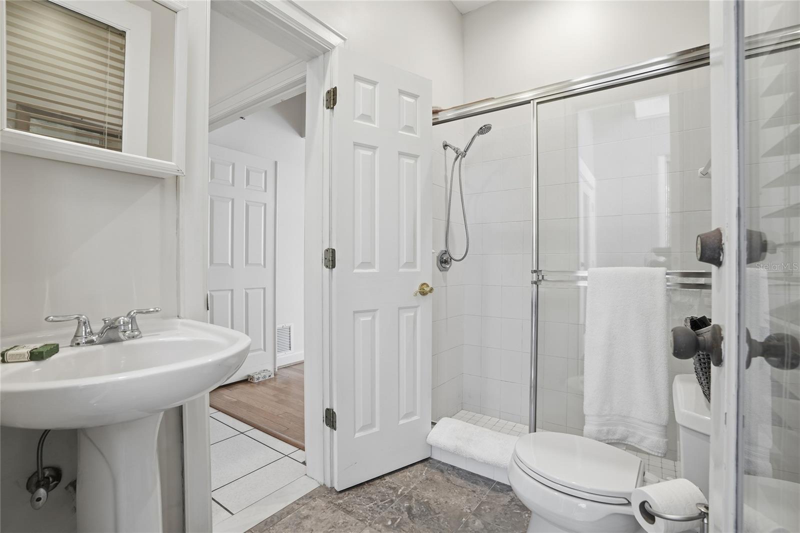 Listing photo id 30 for 5203 Hillview Lane