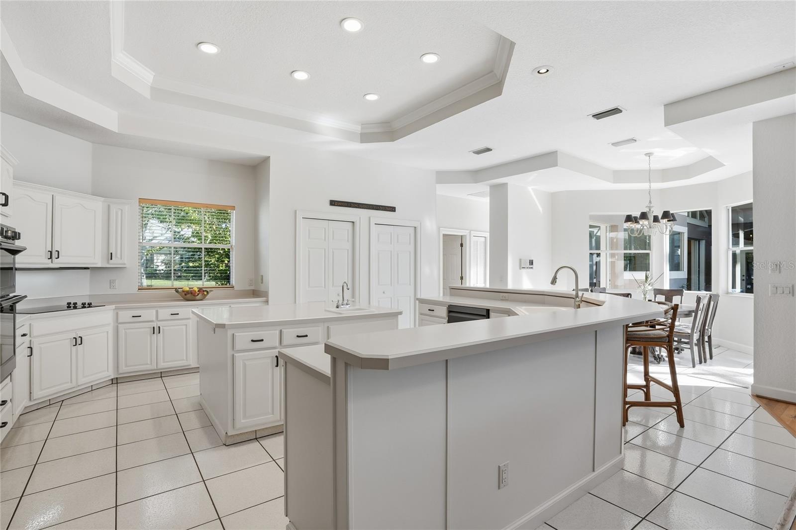 Listing photo id 7 for 5203 Hillview Lane