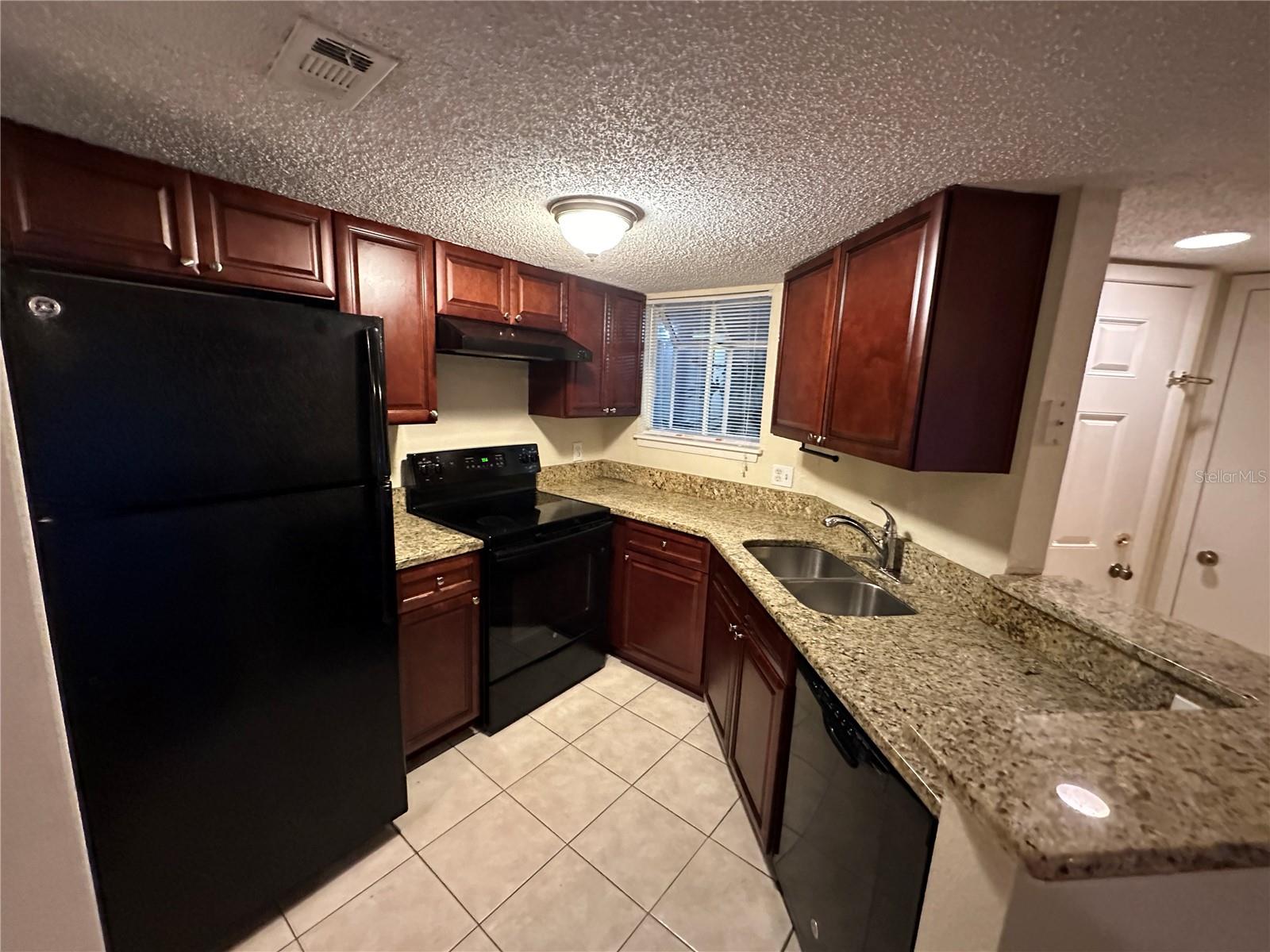 Image 8 of 9 For 1940 Lake Atriums Circle 89