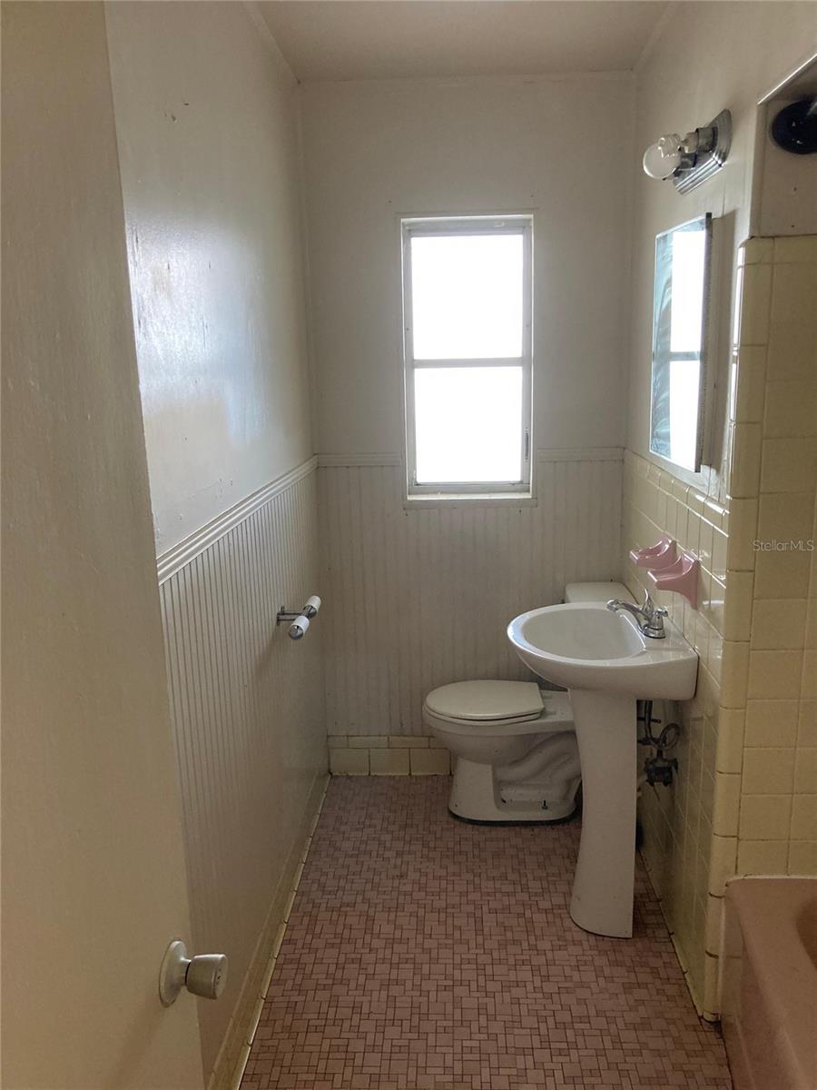 Image 5 of 10 For 1545 Kings Court