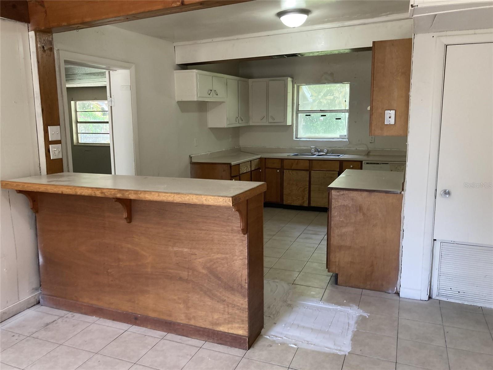 Image 9 of 10 For 1545 Kings Court