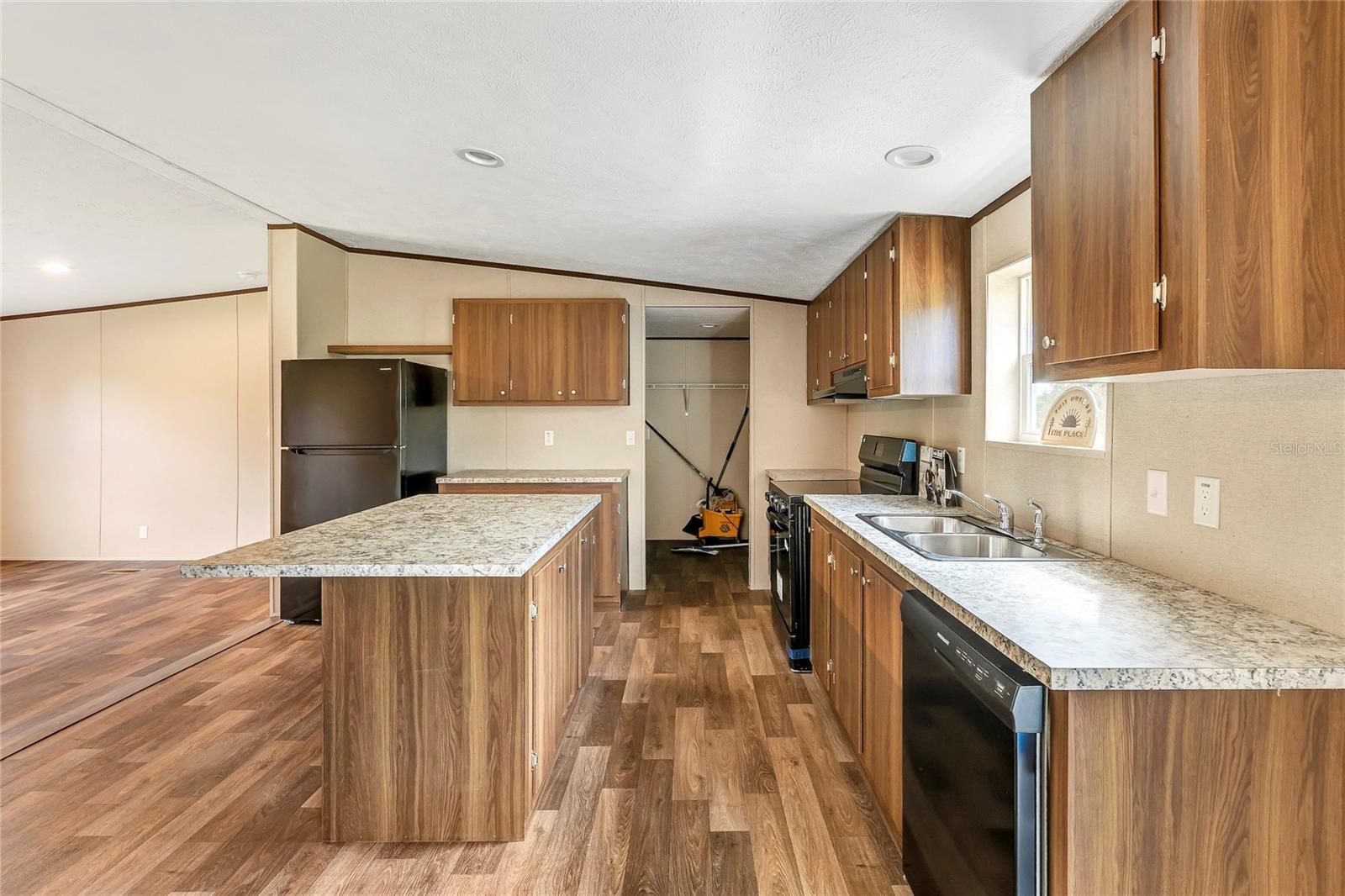 Image 17 of 52 For 4246 La Salle Avenue