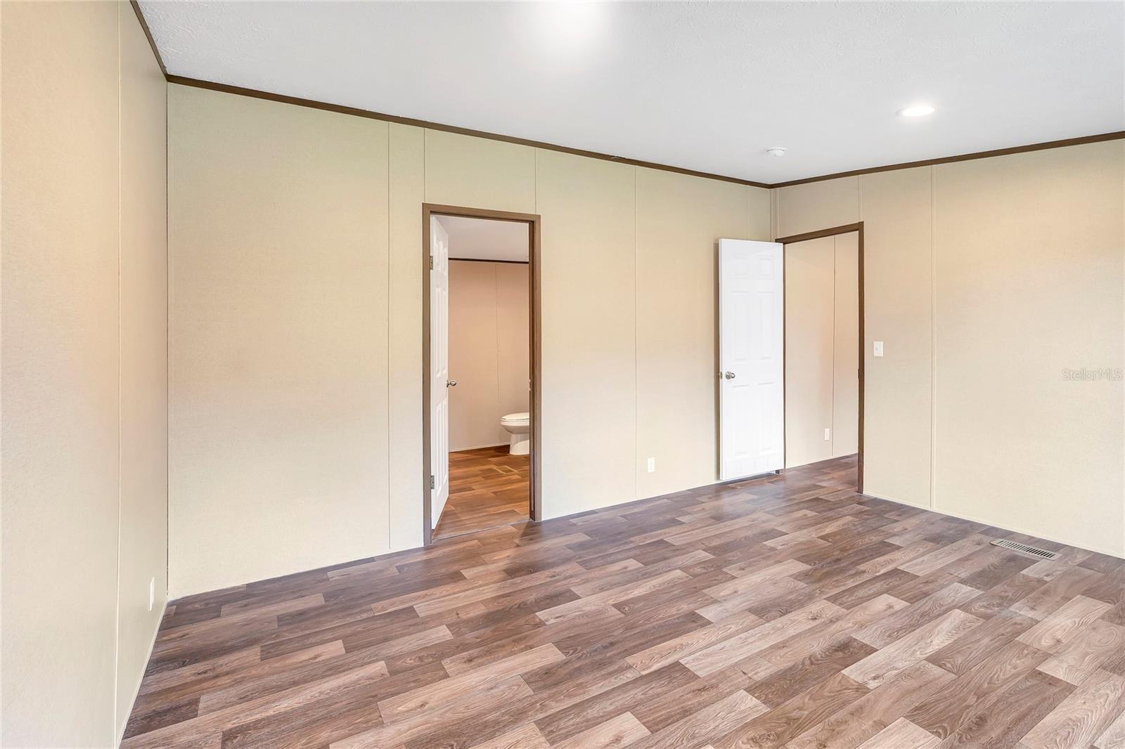 Image 33 of 52 For 4246 La Salle Avenue